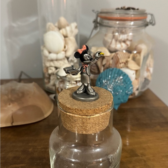 Minnie Mouse teacher 👩🏫 Pewter figurine 🐭 🩷 - Picture 5 of 9